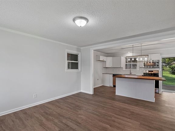 4th image of 2118 Marett Blvd