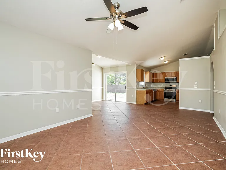 1120 NW 11th Pl — Photo 3