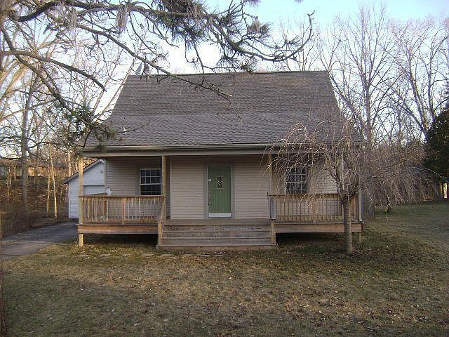 1st image of 211 Iroquois St