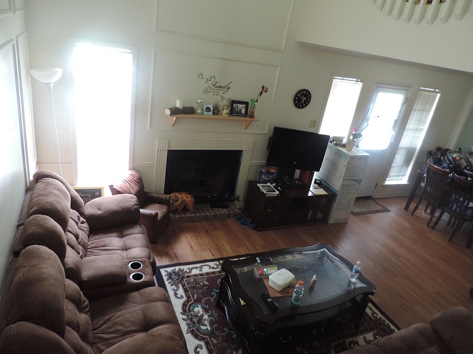 Large Den w/fireplace