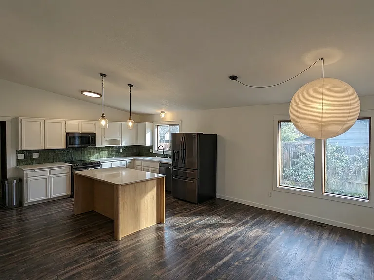 725 W Division Ave — Photo 8