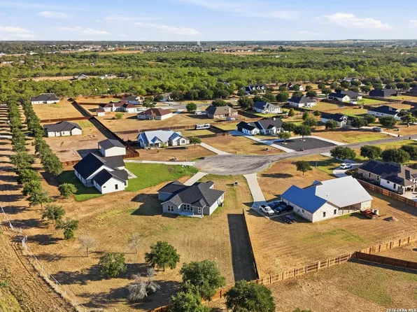 100 W MEDIUM MEADOW DR, Lytle, TX 78052
