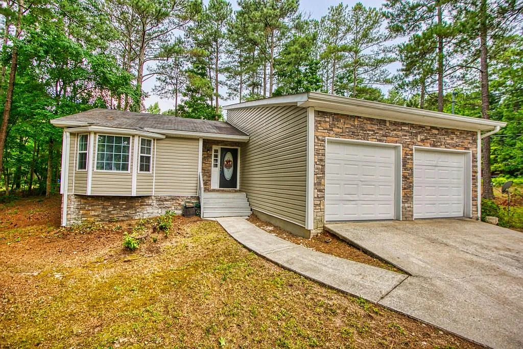 1353 Southgate Dr photo 1