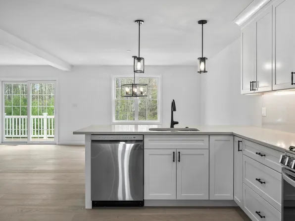 105 Centerwood Way, Manchester, NH 03102