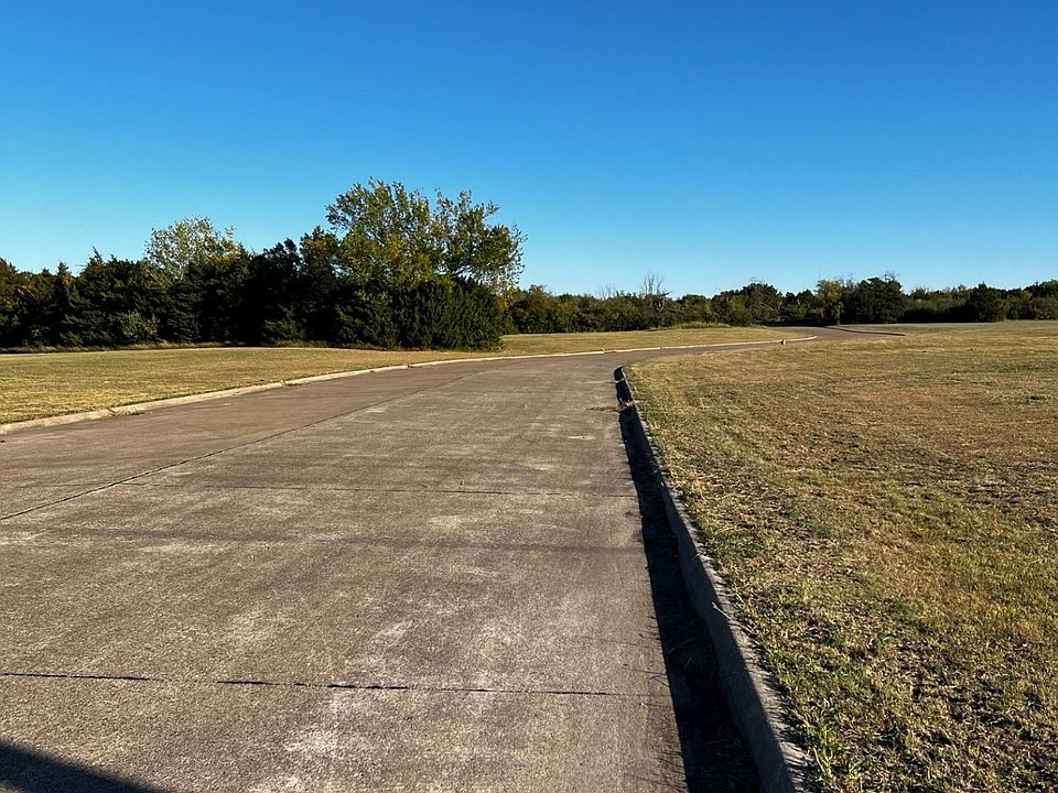 2nd image of 601 W Wintergreen Rd