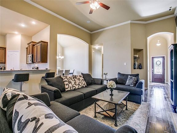 4th image of 1607 Midlake Dr