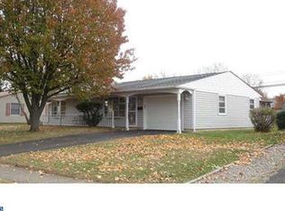 116 Lakeside Dr, Levittown, PA 19054