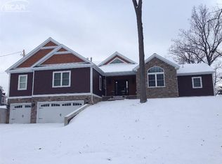 12124 Mantawauka Dr, Fenton, MI