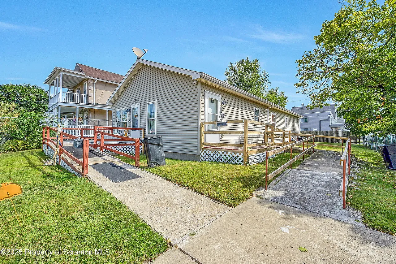 2 bed, 900 sqft, $1,300 — Photo 1