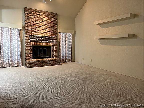 5th image of 902 S Franklin Dr