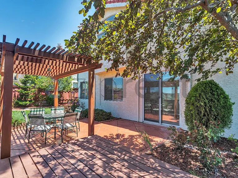 1001 Sandhurst Dr — Photo 40