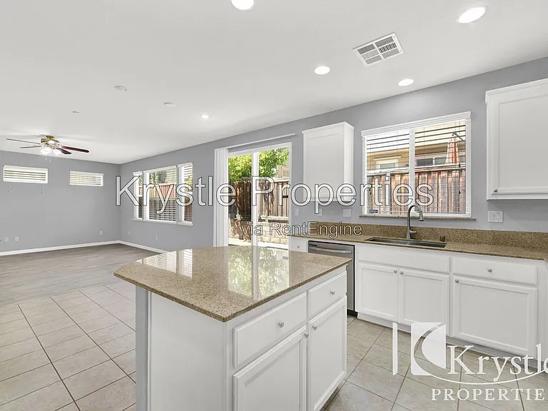 1649 Roma Dr — Photo 13
