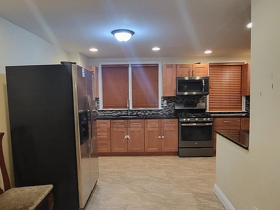 2nd image of 7352 Woodbine Ave