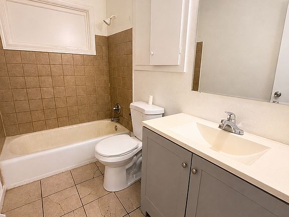 3rd image of 1529 SW Polk St