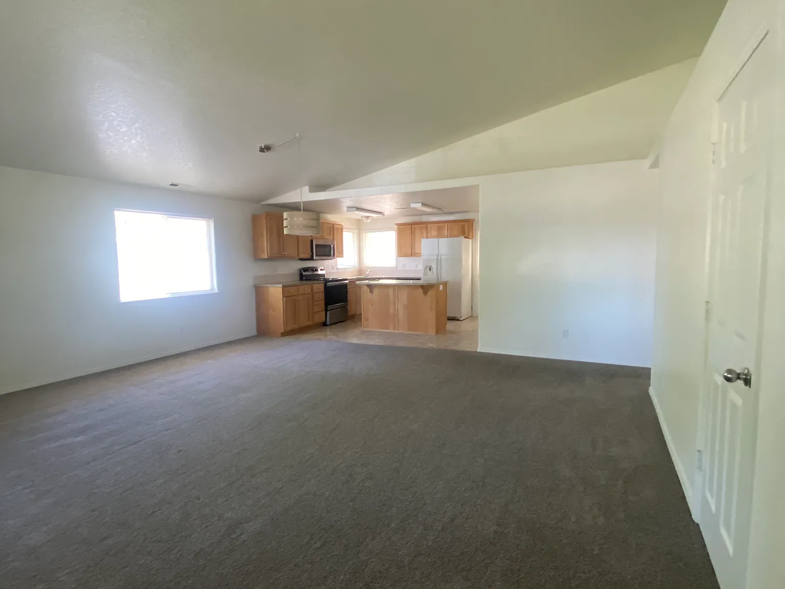 3 bed, 1445 sqft, $2,450 — Photo 4