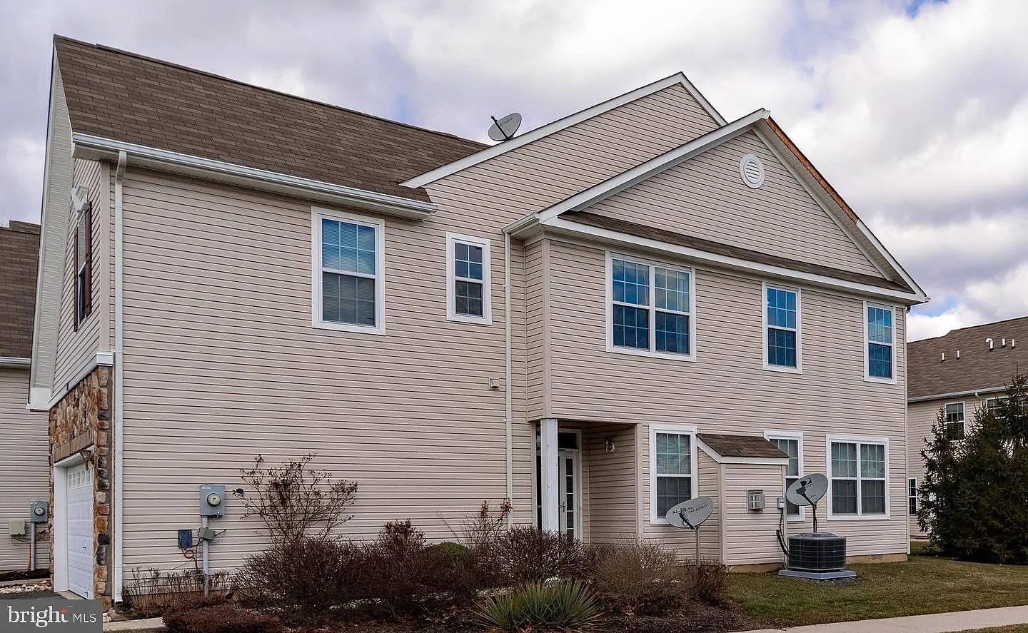 3 bed, 2.5 bath, 1690 sqft, $3,200 — Photo 4