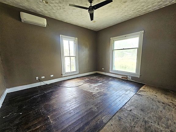 4th image of 402 E State St