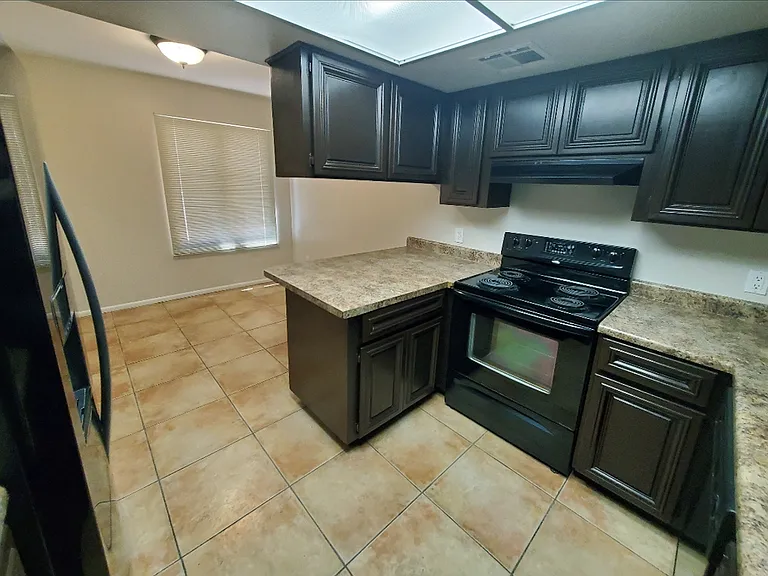 323 S Beck Ave — Photo 2