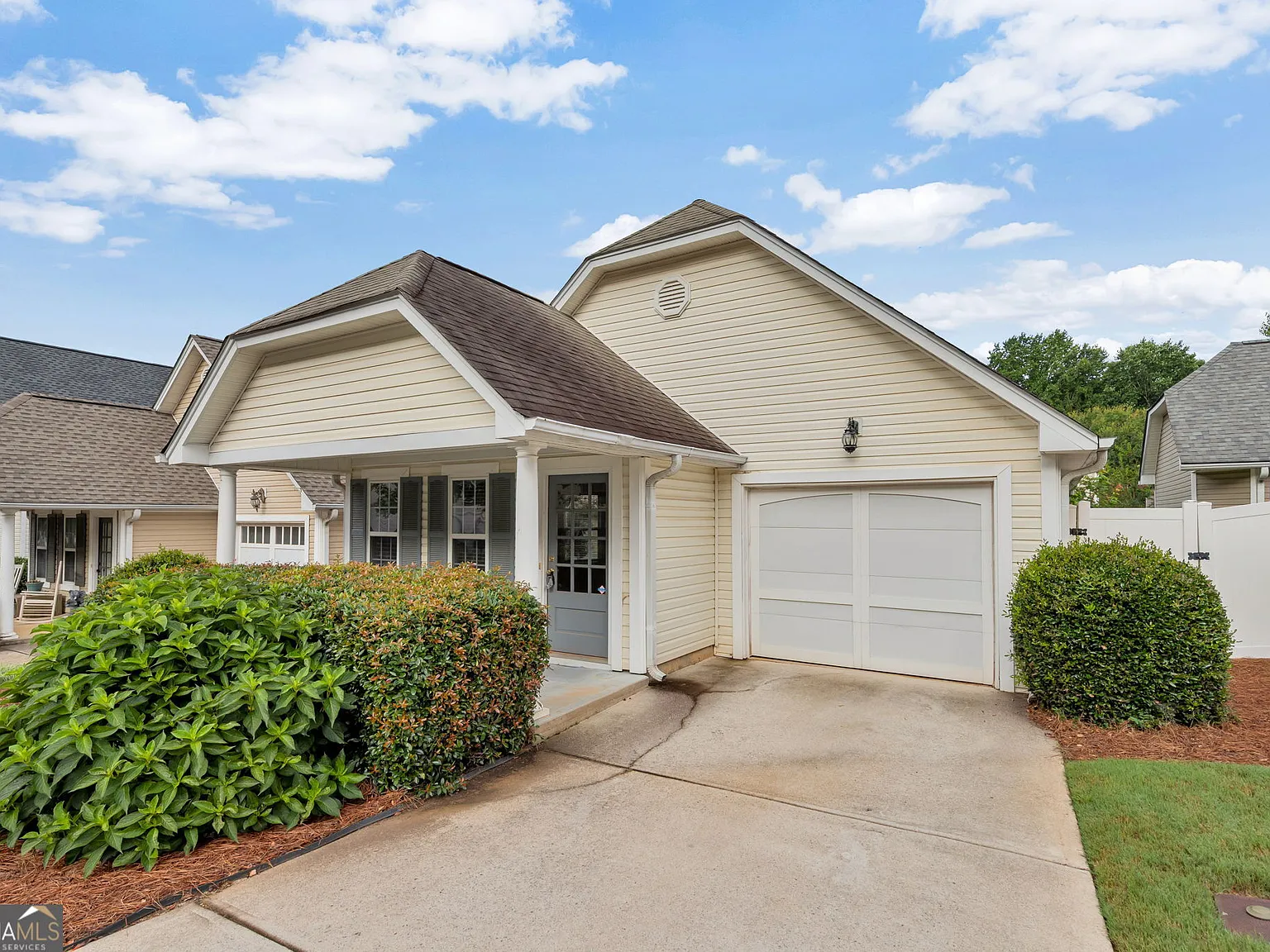 3 bed, 2.0 bath, 1337 sqft, $1,825 — Photo 2