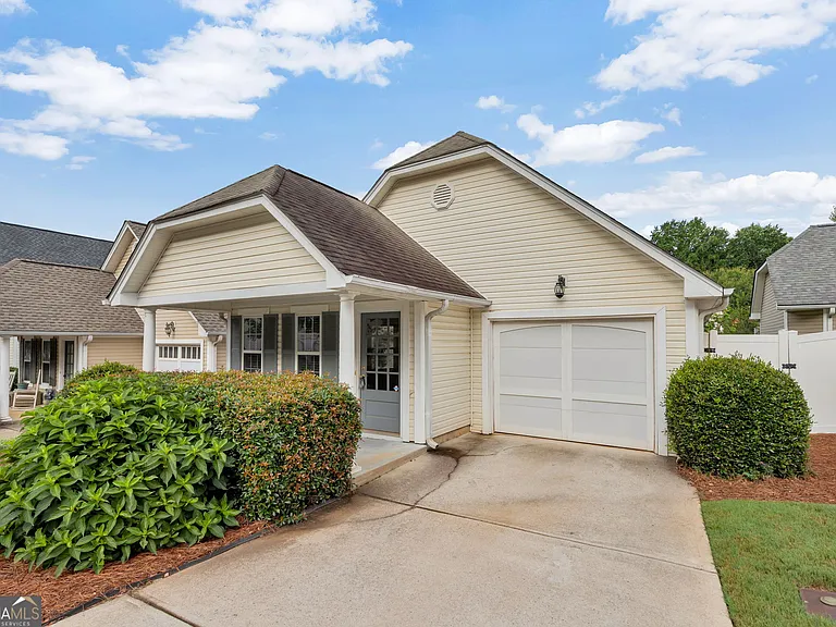 196 Highland Falls Dr — Photo 2