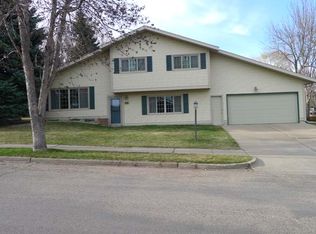 208 Telstar Dr, Bismarck, ND 58503