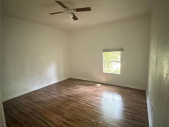 2nd image of 814 Kern Rd