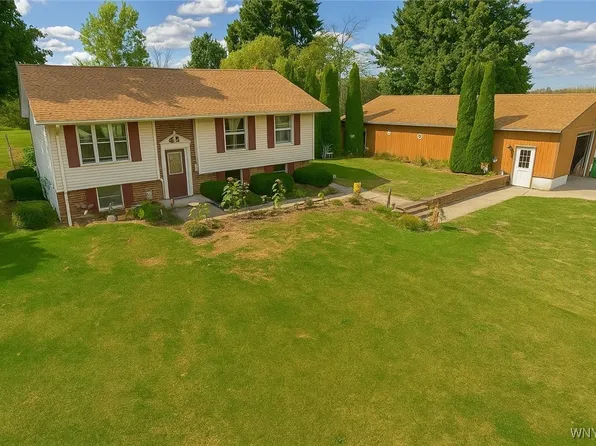 9196 Transit Rd, Stafford, NY 14143