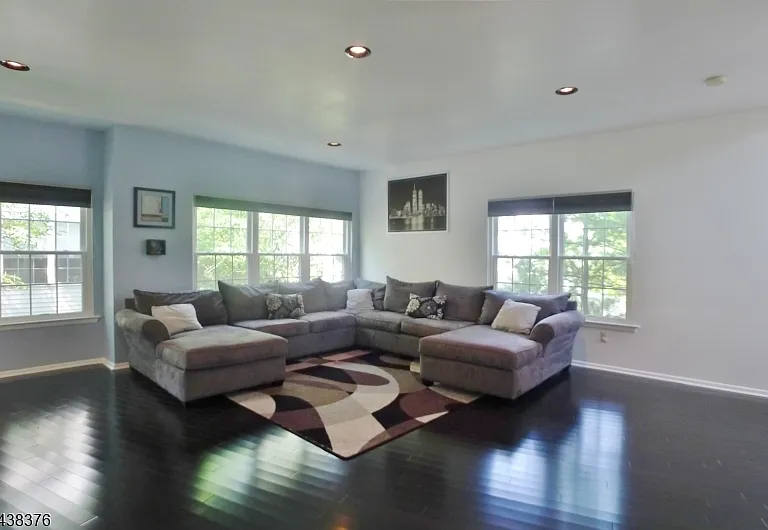 808 Dellwood Ln — Photo 3