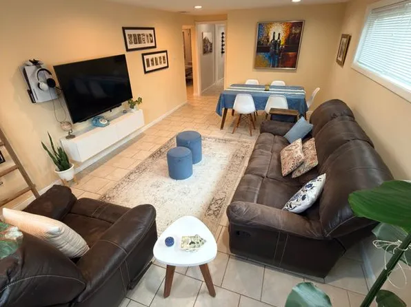 5061 W Eddy St, Chicago, IL 60641