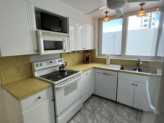 5th image of 1370 S Ocean Boulevard #405