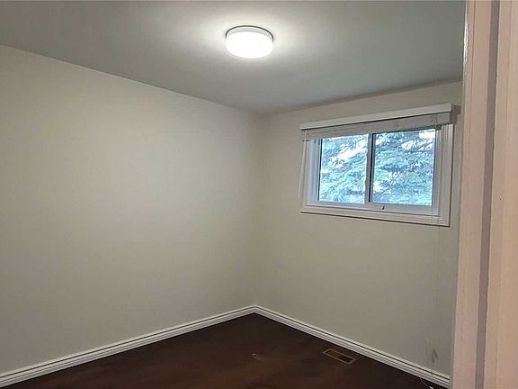 5th image of 236 Silverbirch Dr