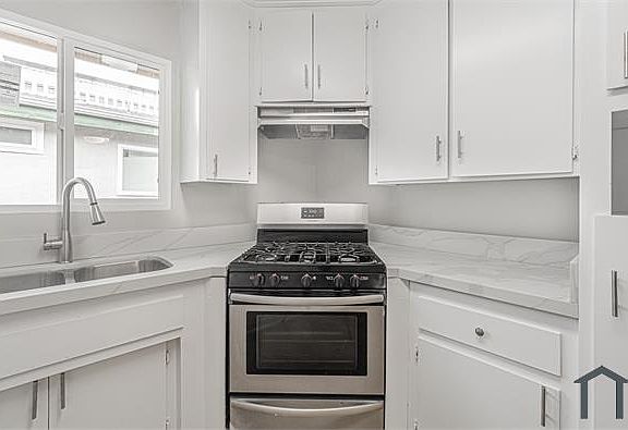 5th image of 320 S Sherbourne Dr APT 7