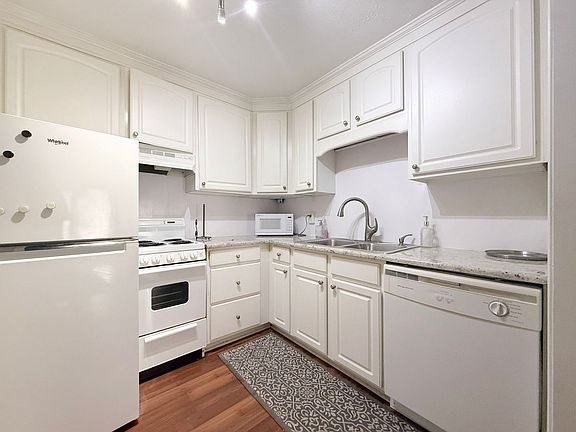 4th image of 1045 E 10th St APT 206