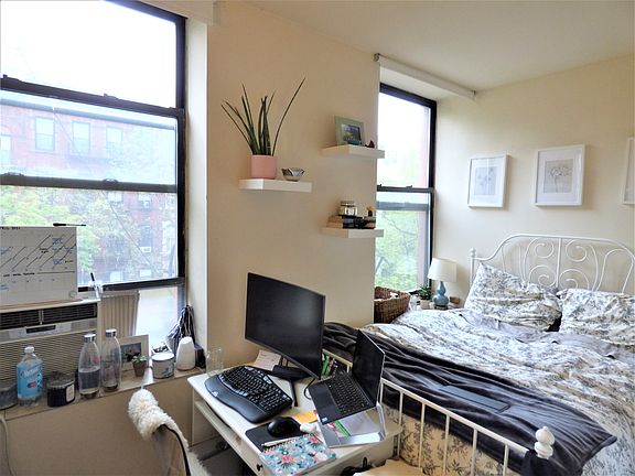 3rd image of 220 E 14th St APT 4F