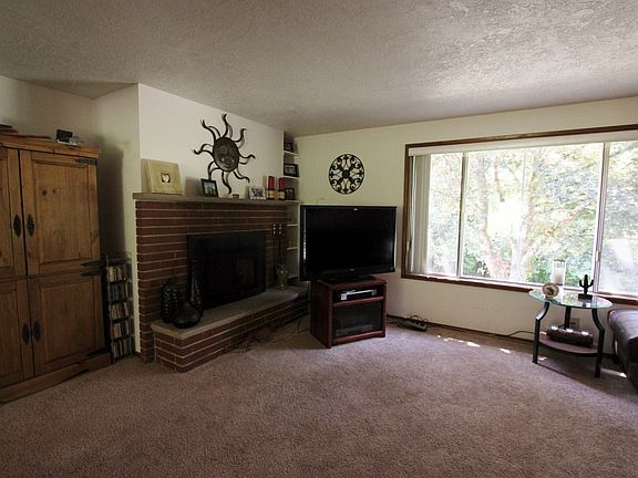 4th image of 744 NE Marric Ct