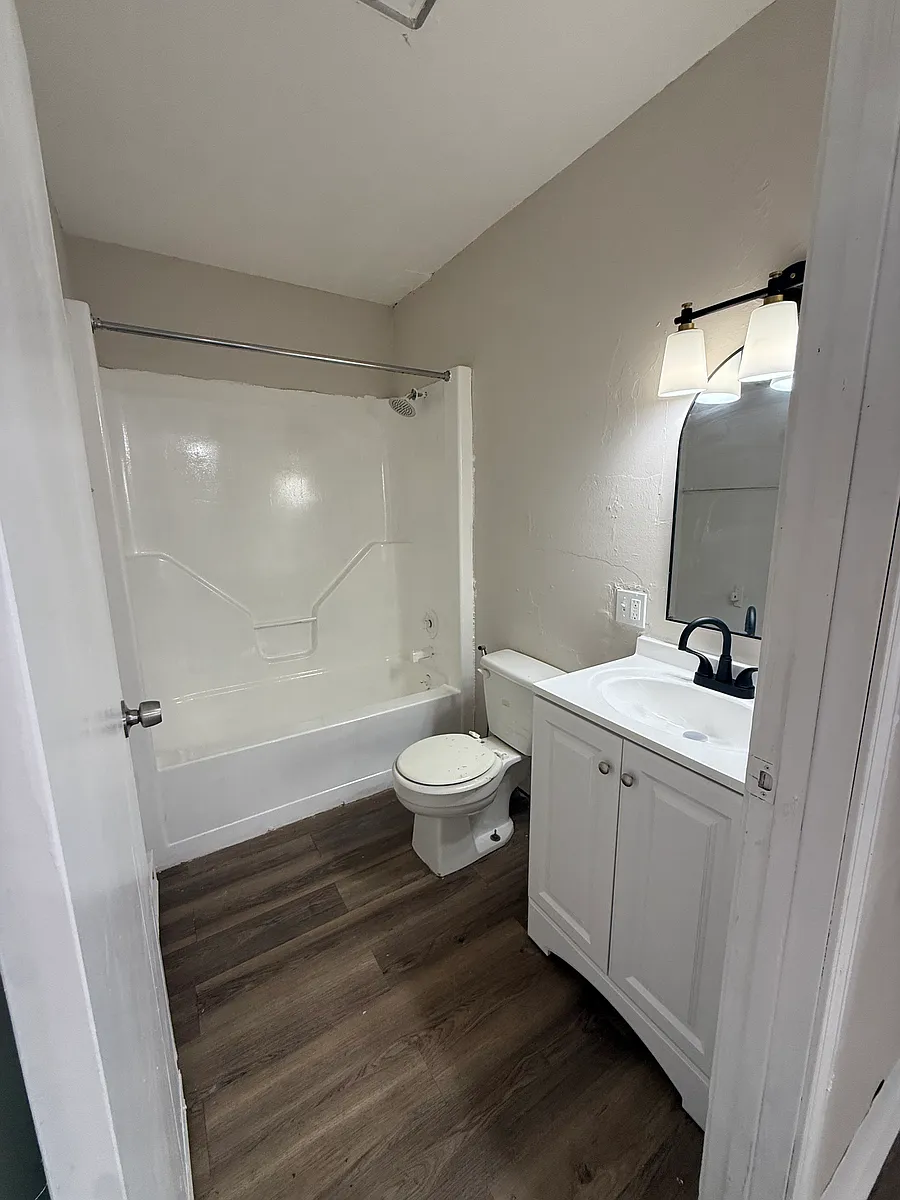Building Photo - 516 S Poplar St #1