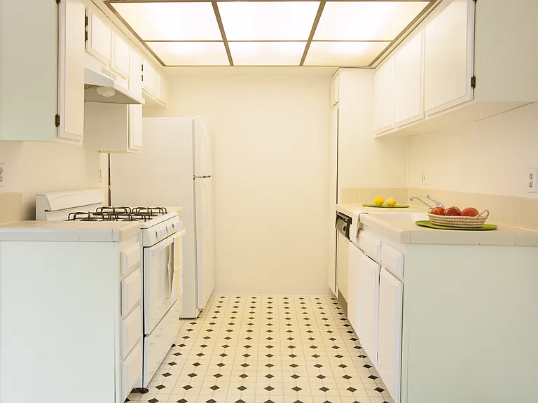 601 Westholme Ave #204 — Photo 8