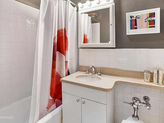 4th image of 320 E 86th St APT 5F