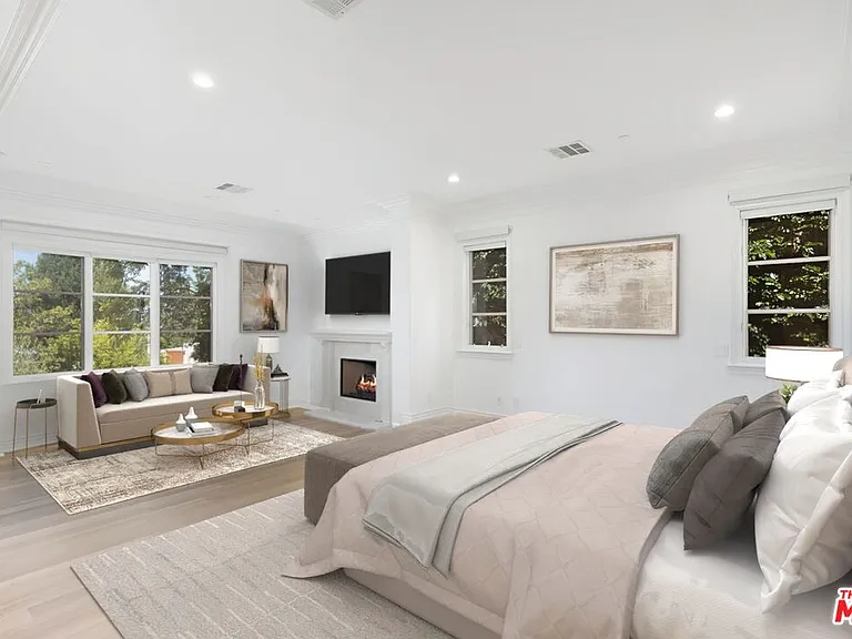475 Martin Ln — Photo 17