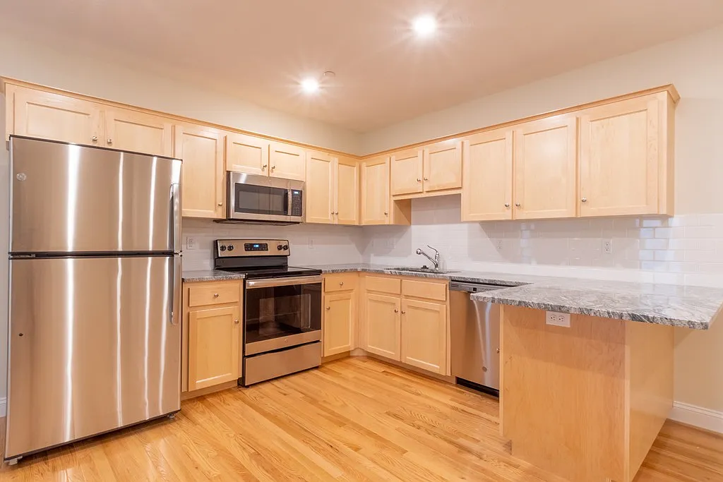 3 bed, 2.0 bath, 1048 sqft, $3,150 — Photo 2