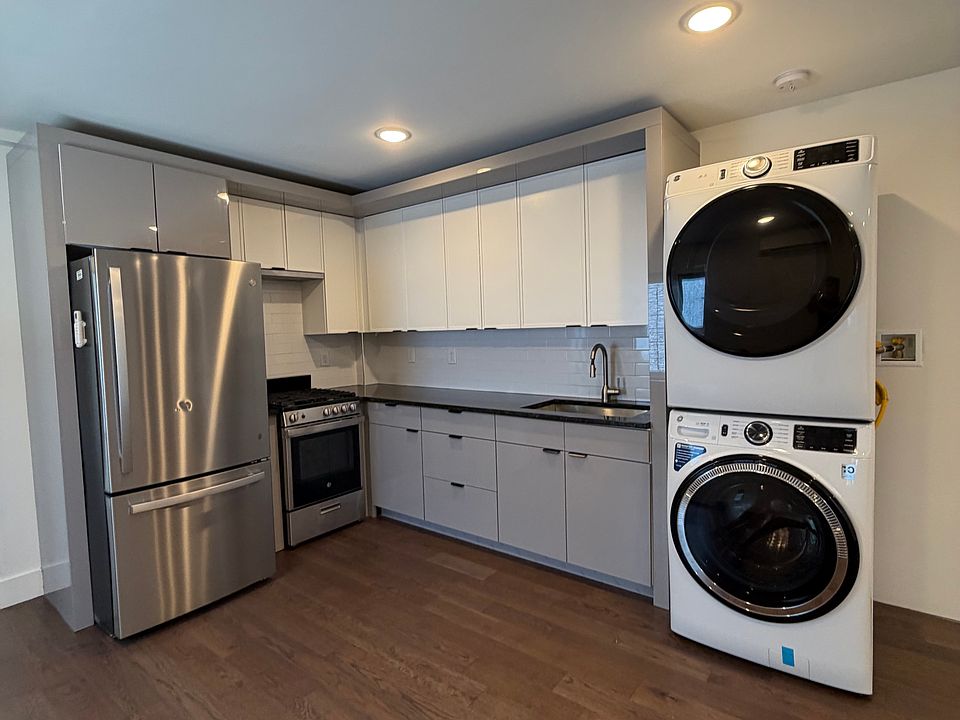 1st image of 195 Bay St #2A