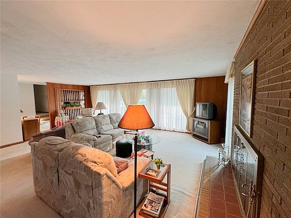 4th image of 218 Grandview Dr
