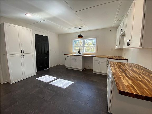 4th image of 818 Maple Ave SW