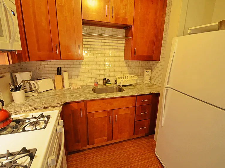 435 Hanover St #2F — Photo 5