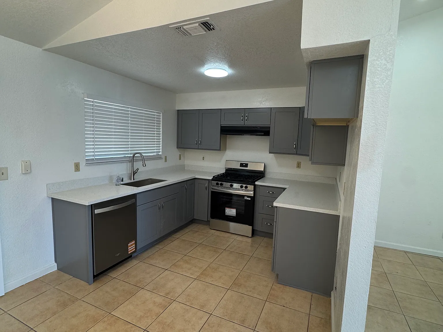 3 bed, 1105 sqft, $2,600 — Photo 2