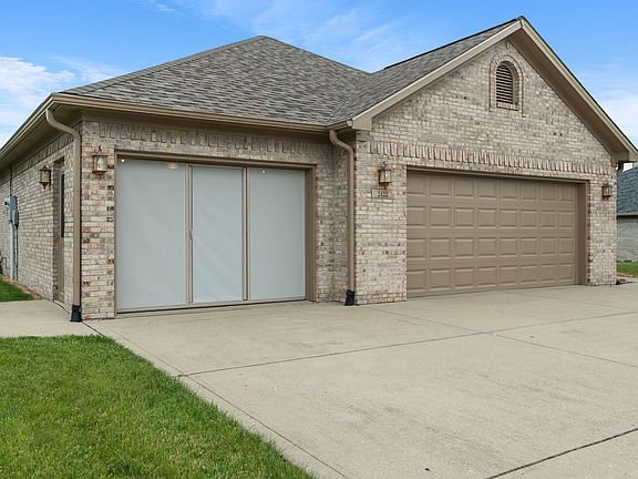 3rd image of 2422 Oak Dr
