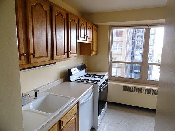 3rd image of 3950 N Lake Shore Dr APT 711