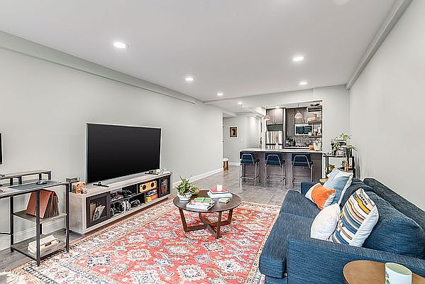 1st image of 221 E 50th St APT 6A