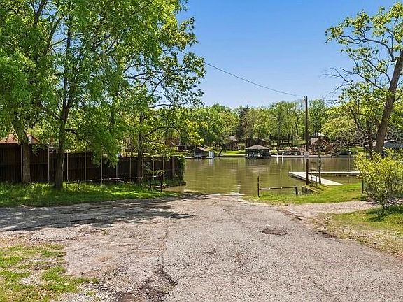 3rd image of 130 Cedar Oaks Dr