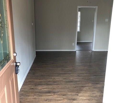 3rd image of 907 Collin Dr